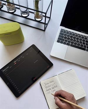 eBookReader Bose SoundLink Color 2 bluetooth højtaler gul skrivebordet